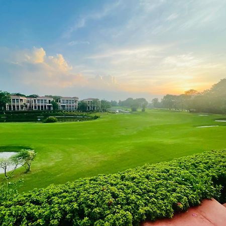 Beautiful Apartments At Tarudhan Valley Golf Resort, Manesar 古尔冈 外观 照片