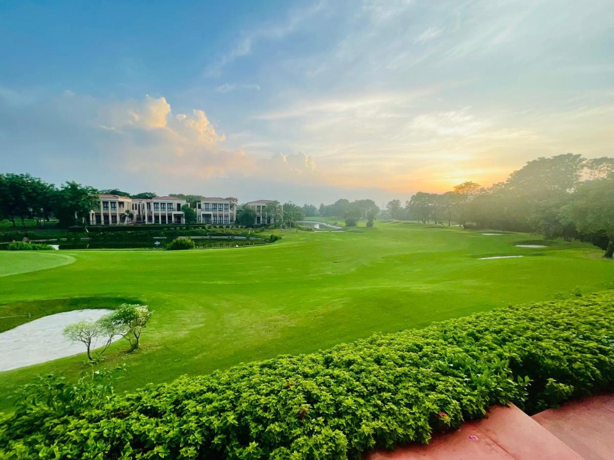 Beautiful Apartments At Tarudhan Valley Golf Resort, Manesar 古尔冈 外观 照片