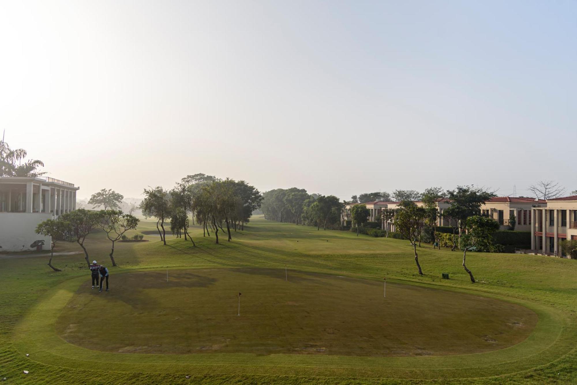 Beautiful Apartments At Tarudhan Valley Golf Resort, Manesar 古尔冈 客房 照片