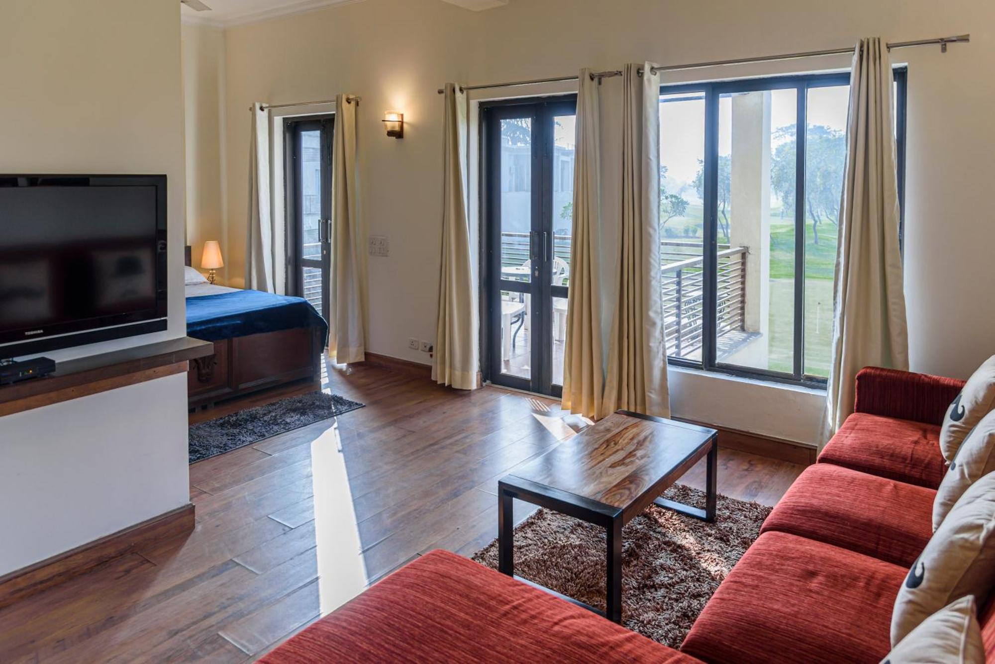 Beautiful Apartments At Tarudhan Valley Golf Resort, Manesar 古尔冈 客房 照片