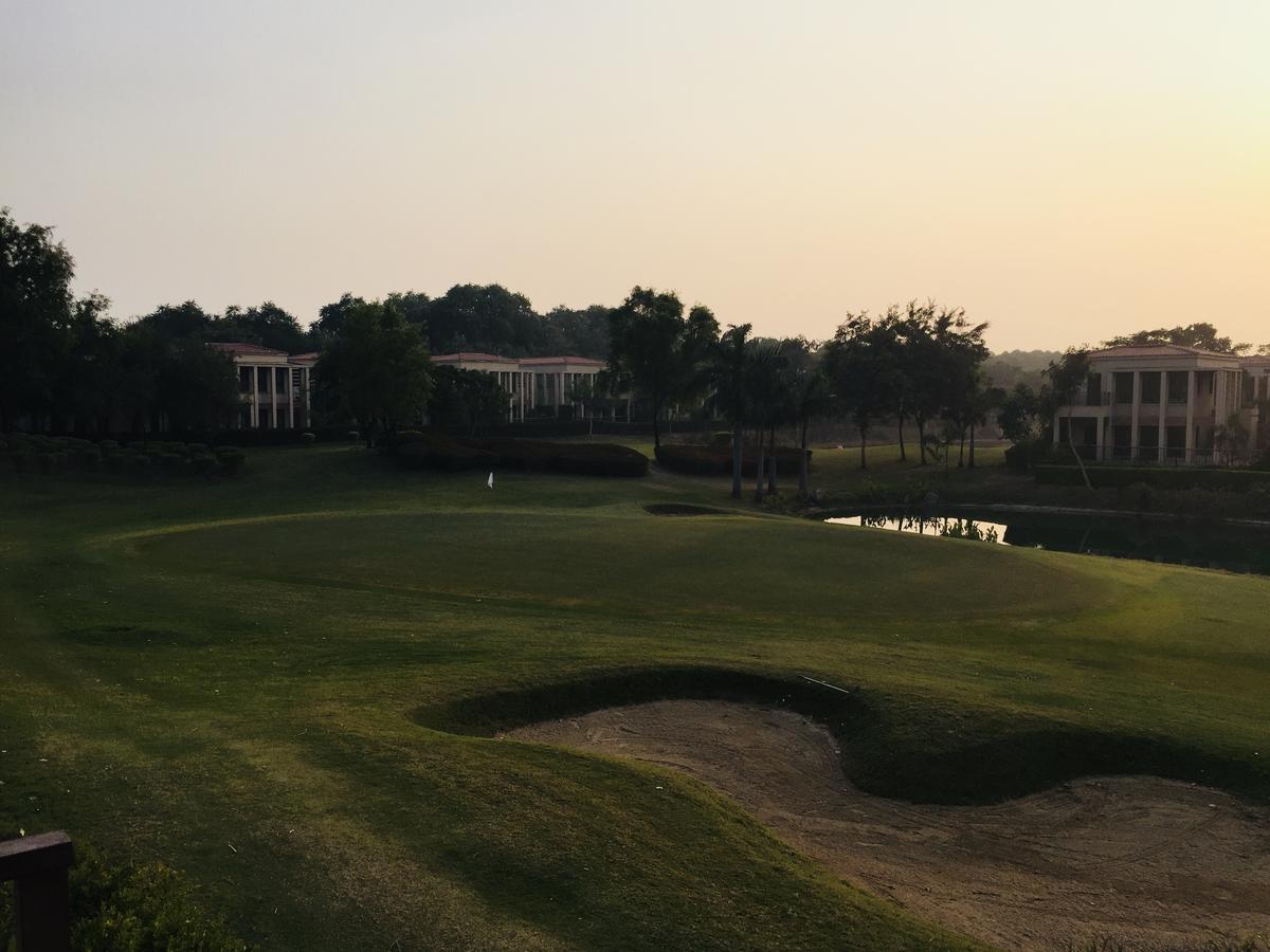 Beautiful Apartments At Tarudhan Valley Golf Resort, Manesar 古尔冈 外观 照片