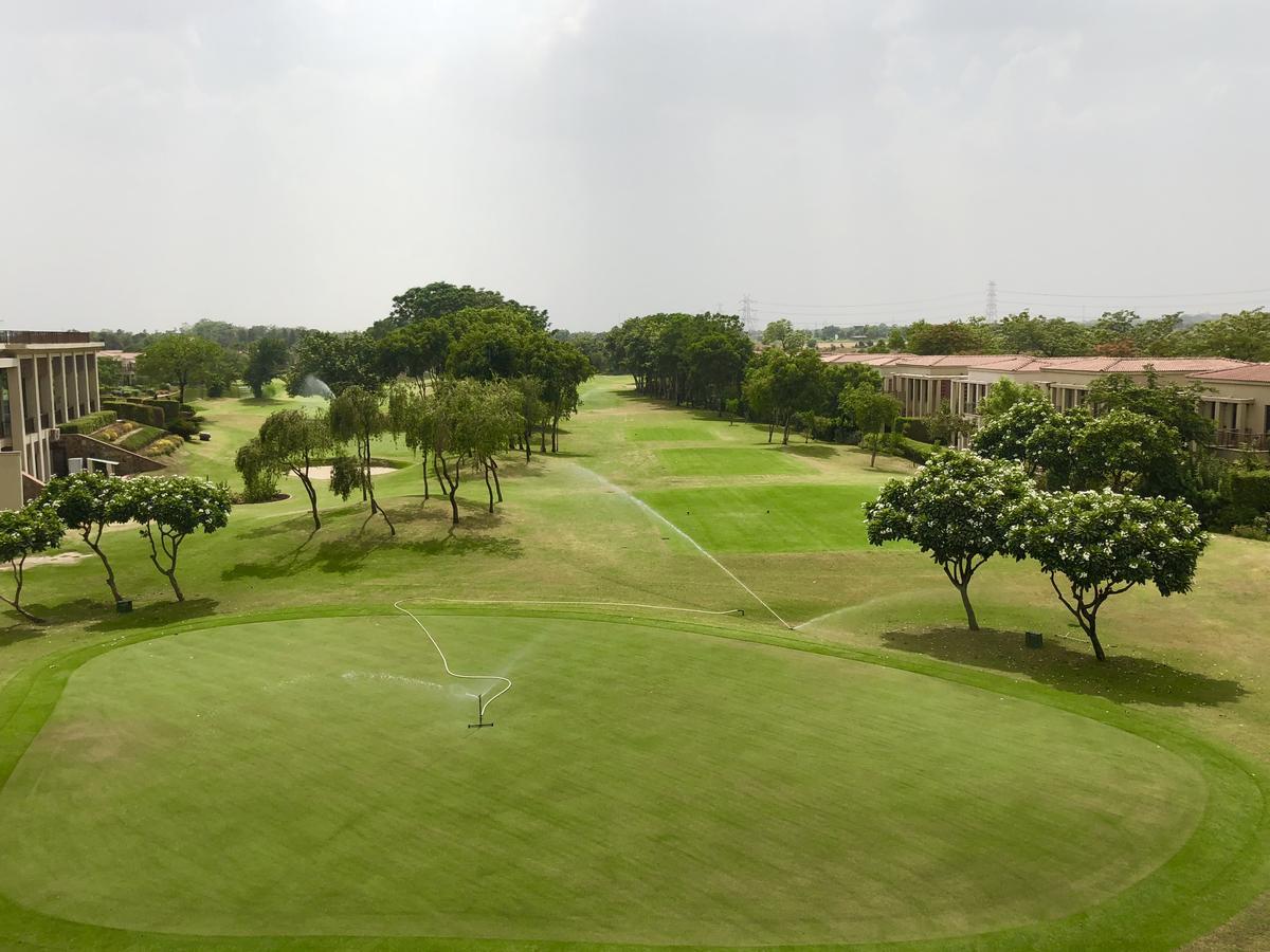 Beautiful Apartments At Tarudhan Valley Golf Resort, Manesar 古尔冈 外观 照片