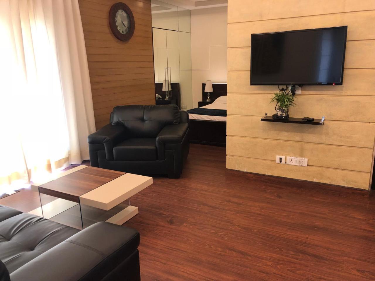 Beautiful Apartments At Tarudhan Valley Golf Resort, Manesar 古尔冈 外观 照片