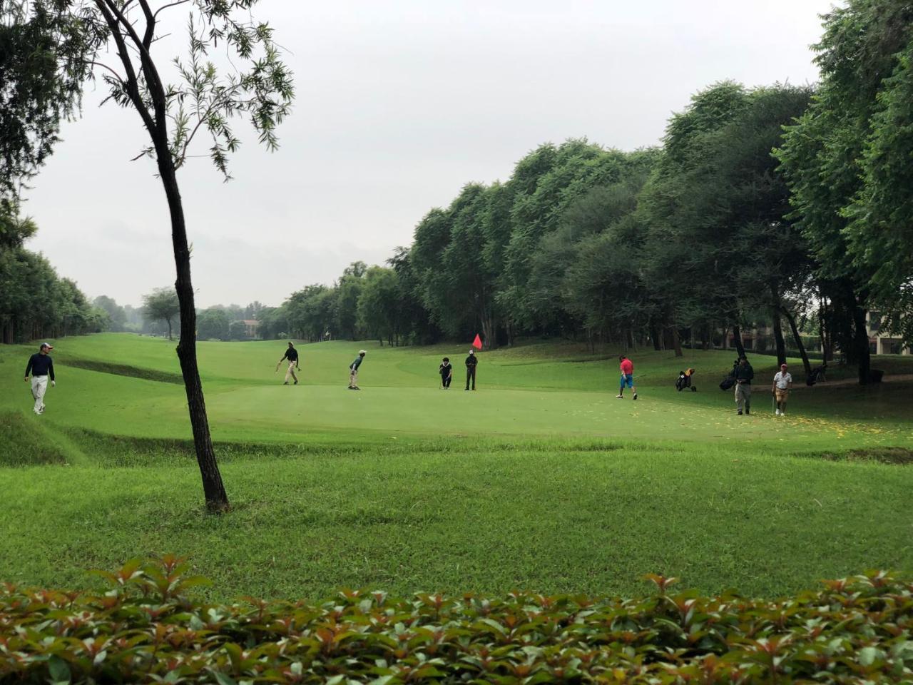 Beautiful Apartments At Tarudhan Valley Golf Resort, Manesar 古尔冈 外观 照片